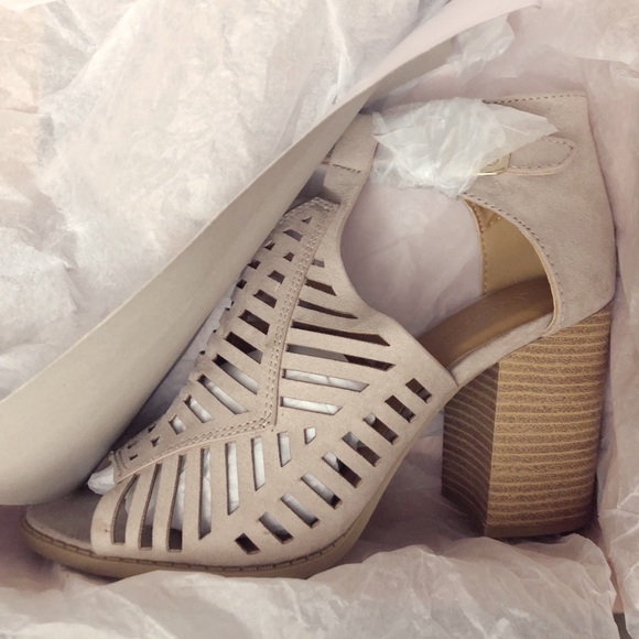 SOLD ♥️ Blush Booties / Cutout Open Toe Sandals - Picture 3 of 4